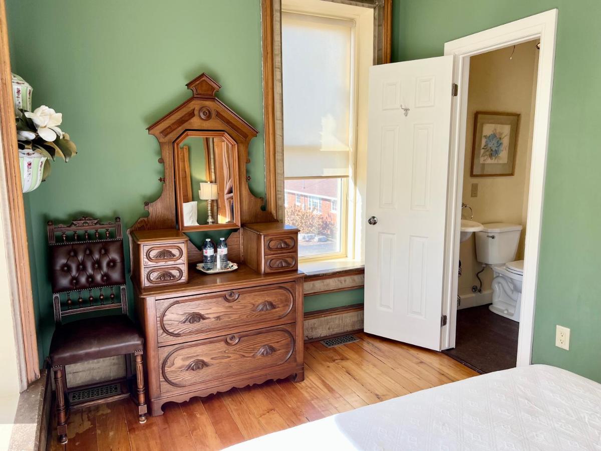The Woodbridge House Hotel Kingsville Екстериор снимка